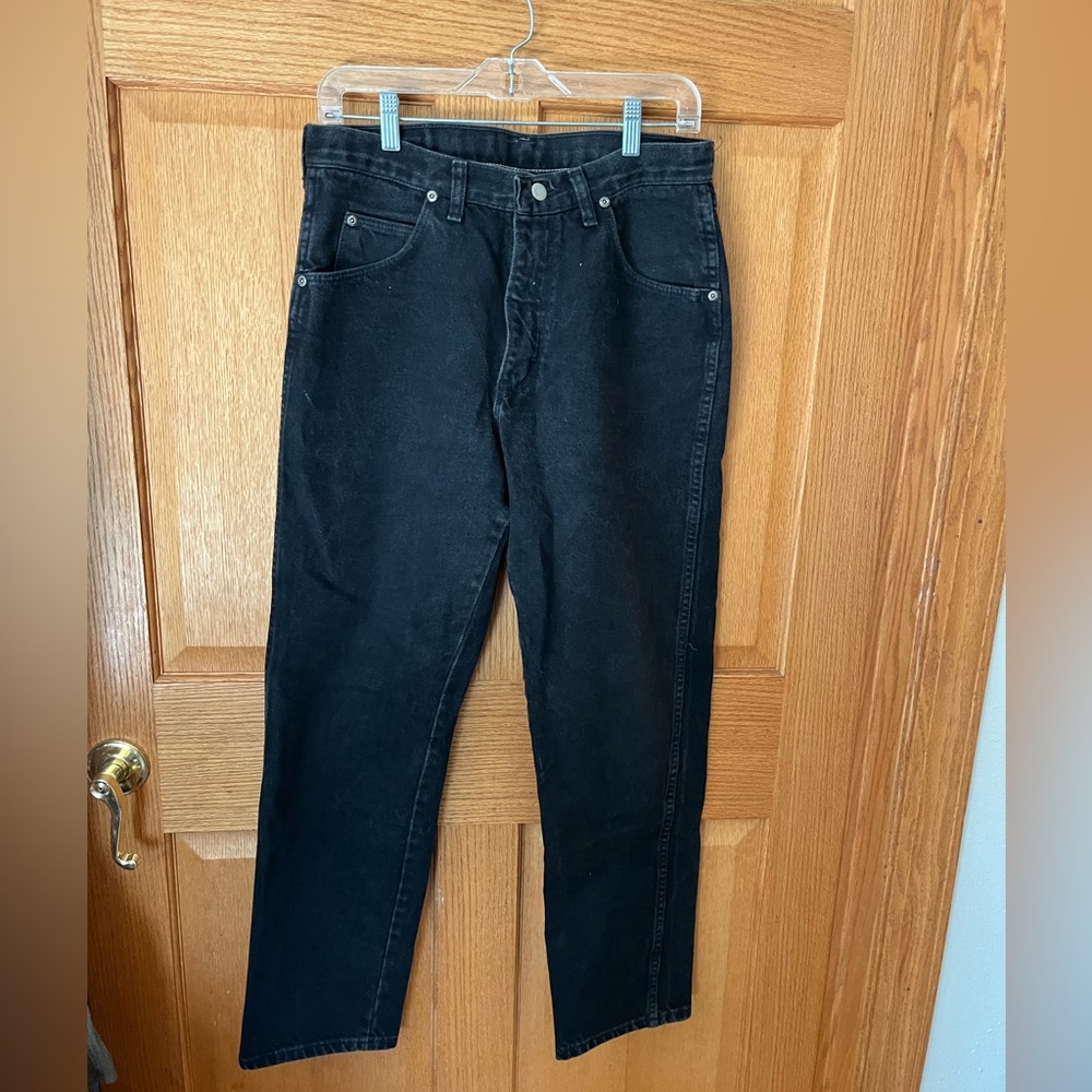 Wrangler black jeans Waist 32 but fit like 31x30